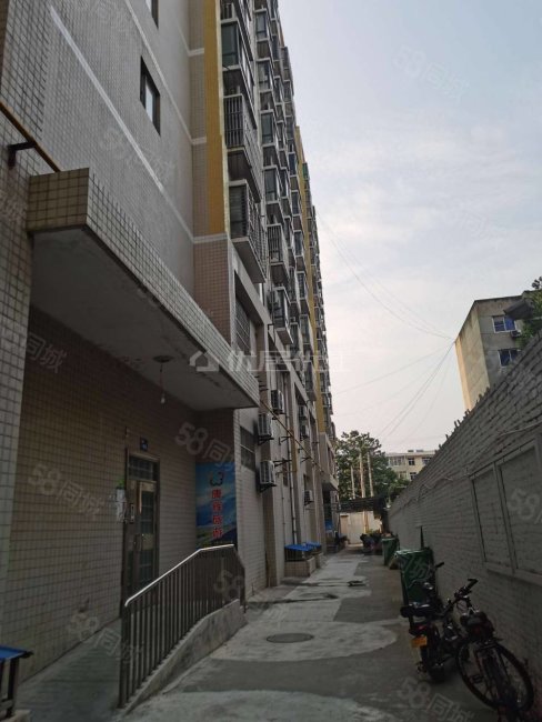 渭南xiaoxue附近朝阳华厦电梯三室精装,产权清晰可按揭!
