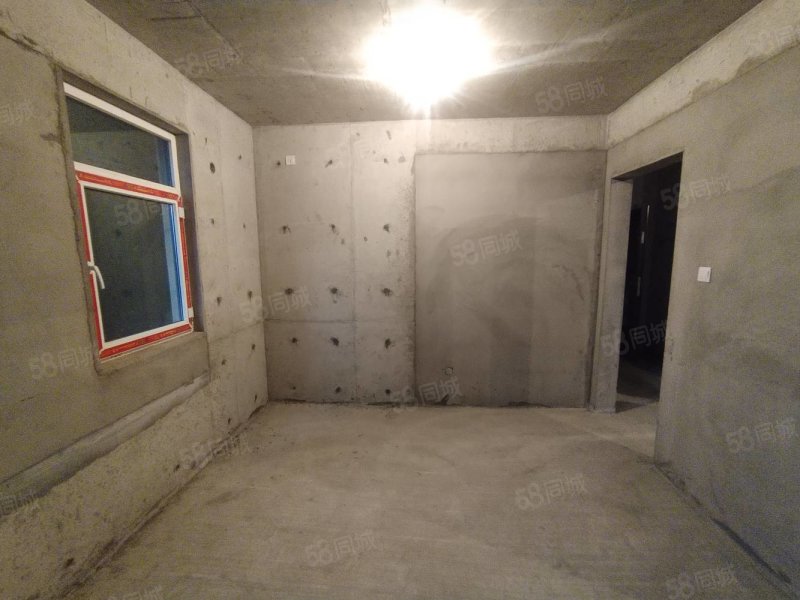 解放路南段恒天电梯小三室满二可按揭