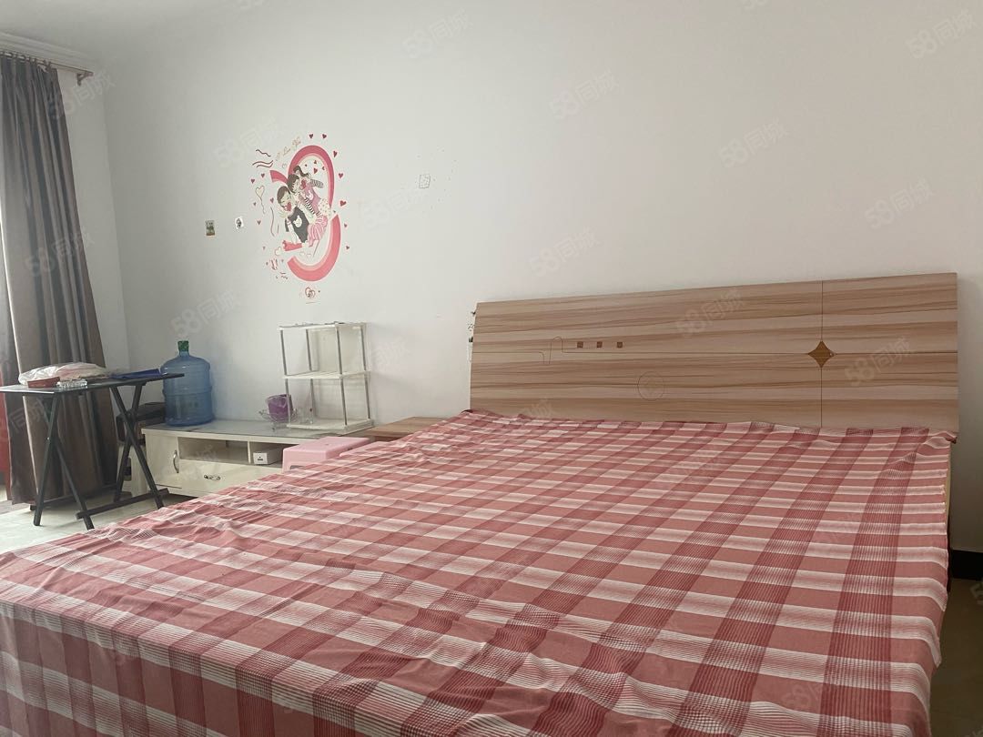 西二路北段渭河学校旁一室带有简单家具