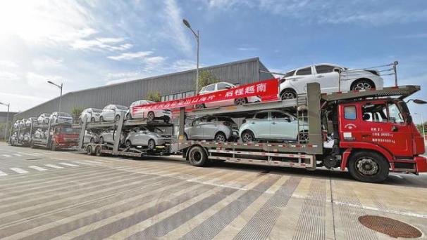 首批“渭南高新制造”新能源汽车发往越南