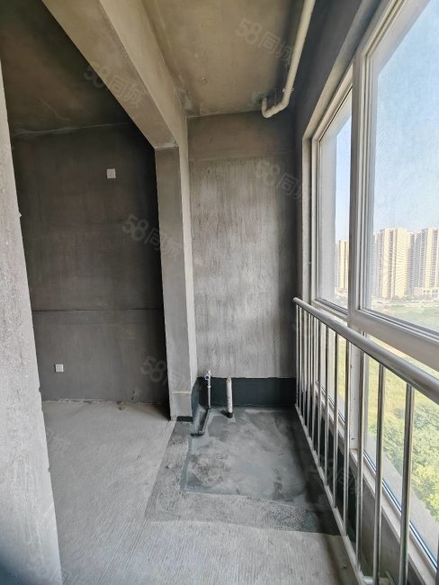 市政新区集中供暖四居室电梯好楼层可按揭过户