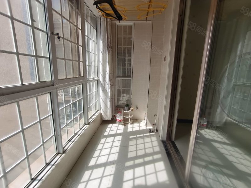 西三路大型成熟社区电梯精装三室中间楼层拎包入住