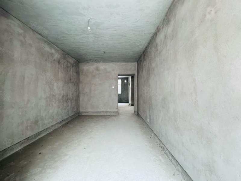 三马路三室毛坯低楼层带地下室可按揭
